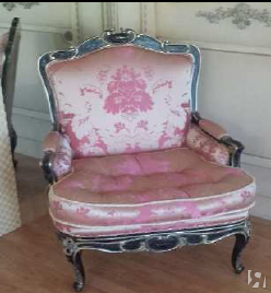 Кресло с розовой обивкой, в классическом стиле