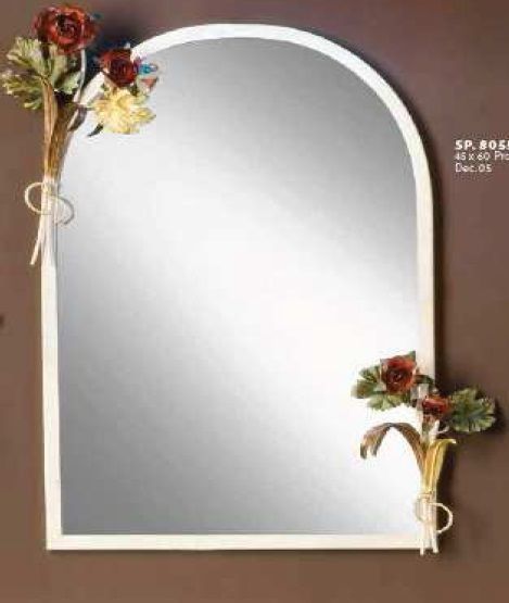 Зеркало с декором из роз