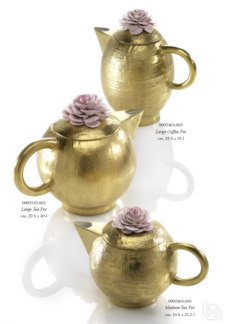 Маленький заварочный чайник из позолоченного фарфора с цветком камелии