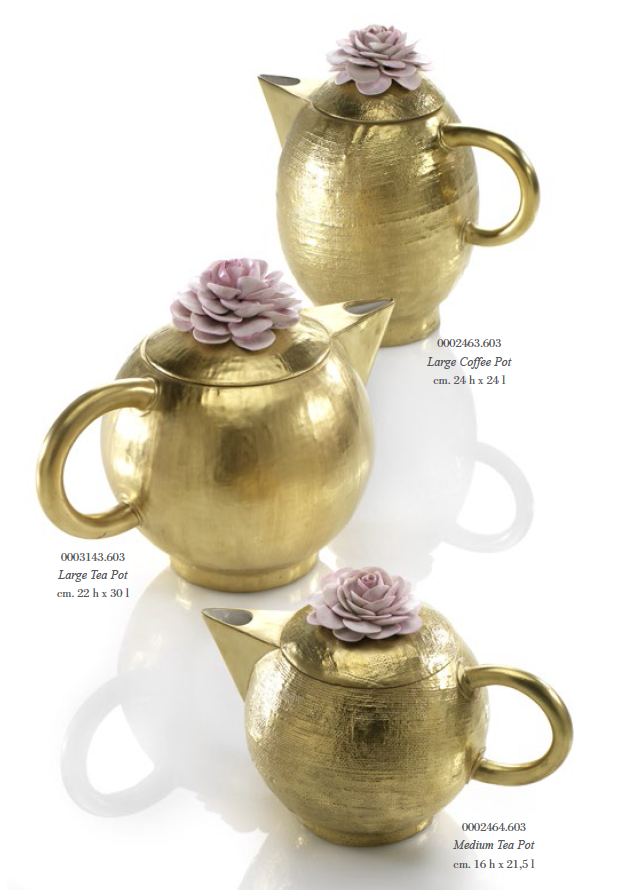 Маленький заварочный чайник из позолоченного фарфора с цветком камелии