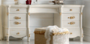 Красивый белый туалетный столик Diamante с золотыми деталями