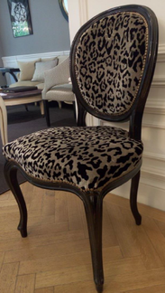 Интересный стул Moissonnier с леопардовой обивкой